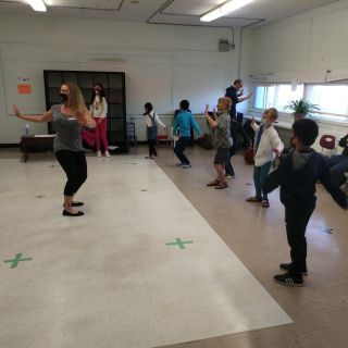 #tbt 2021 Suzuki Dance and Movement classes taught by Melanie Smith-Doderai. What better way to feel the music than to literally physically dance to it?! So much fun!! 🕺💃
.
.
.
.
.
.

#suzukiearlychildhoodeducation #suzukiviolinmethod
#suzukicellomethod #suzukibassmethod
#suzukiviolamethod #violin #viola #cello #bass #music
#musicschool #education #toddlermusic #piano #flute #musicgroupclass
#dance