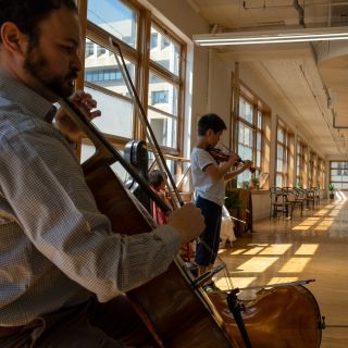 This Saturday morning at 10:30AM, STE Students will serenade the breakfast crowd at the Downtown Farmer's Market, come grab a bagel+coffee/tea and witness our young up-and-coming musicians perform some good old Suzuki rep!
.
.
.
.
.
.
.
#suzukiearlychildhoodeducation #suzukiviolinmethod
#suzukicellomethod #suzukibassmethod
#suzukiviolamethod #violin #viola #cello #bass #music
#musicschool #education #toddlermusic #piano #flute #musicgroupclass